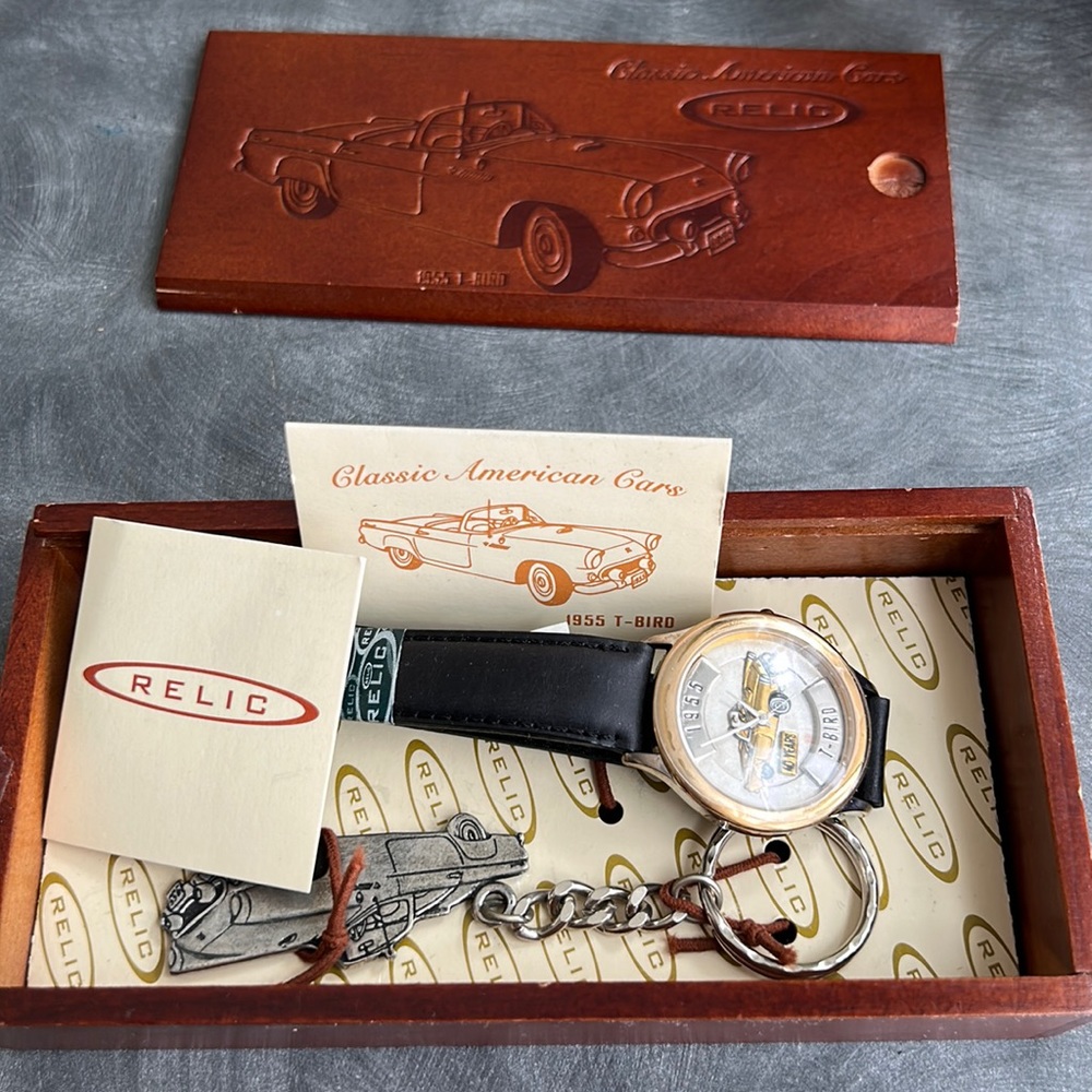 RELIC 1955. CLASSIC AMERICAN CAR. T-BIRD WATCH WITH KEY CHAIN